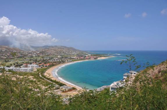 A praia dos grandes hotéis, em St. Kitts, no Caribe